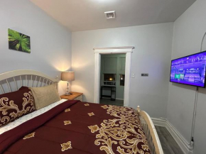 3F5-Chelsea Suites In-Unit washer dryer and TV